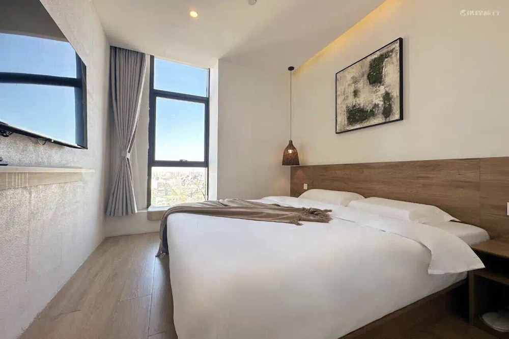 Superior Studio Suite, City View