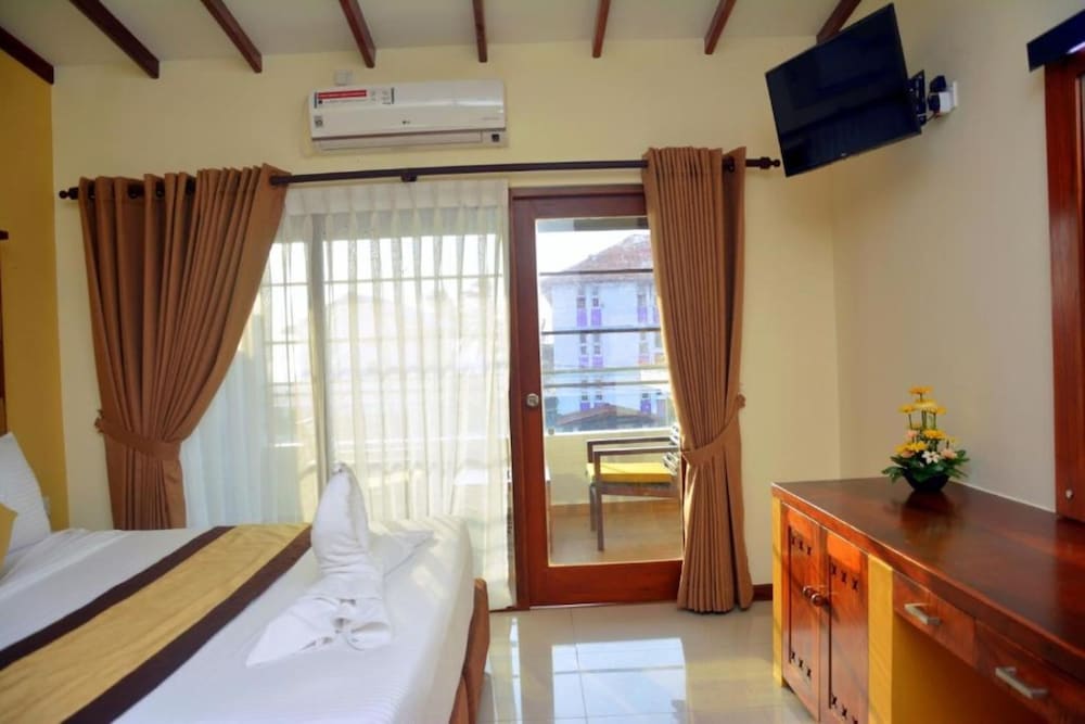 Deluxe Triple Room, Pool View