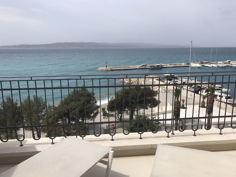 Deluxe Suite with Sea View photo 3