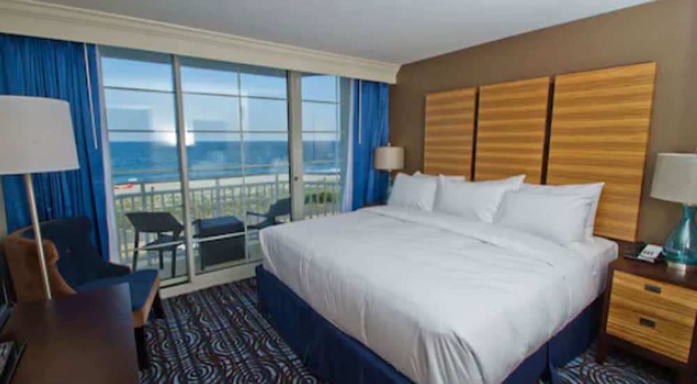 Junior Suite, 1 King Bed with Sofa bed, Refrigerator & Microwave, Ocean View photo 1