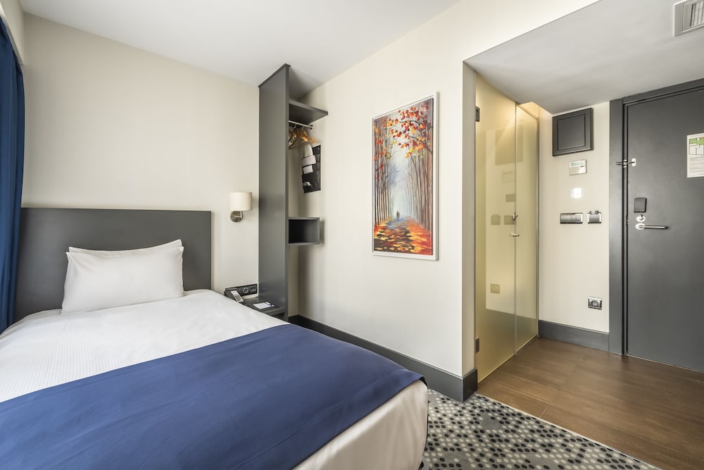 Superior Single Room, 1 Large Twin Bed, Non Smoking, City View photo 2