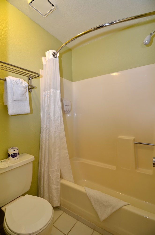 Standard Room, 2 Queen Beds, Non Smoking, Refrigerator & Microwave photo 2