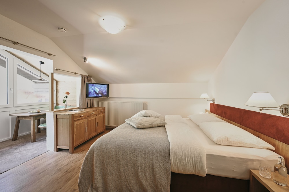 Room, Lanai