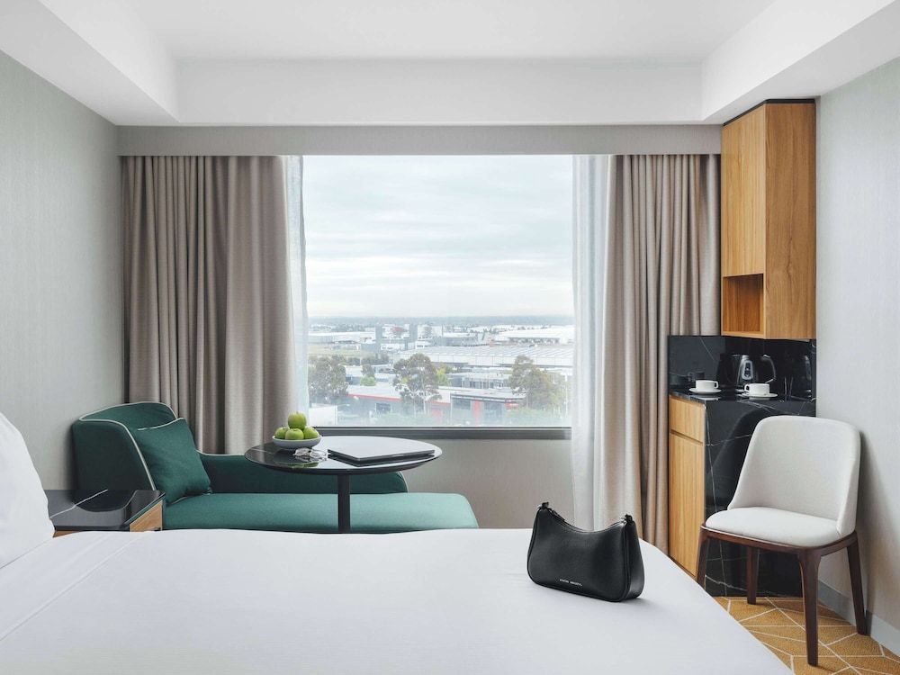 Premium Studio, 1 King Bed - Photo 4