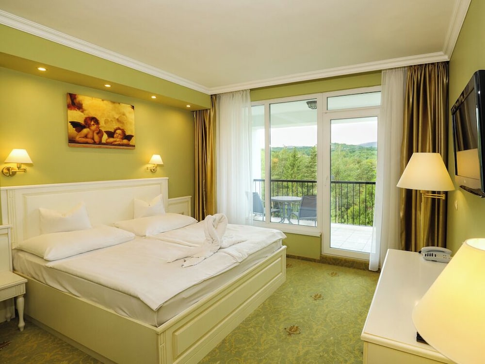 Family Double Room, Pool View