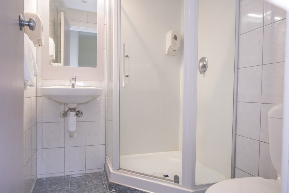 Twin, Double & Single Ensuite - Photo 11