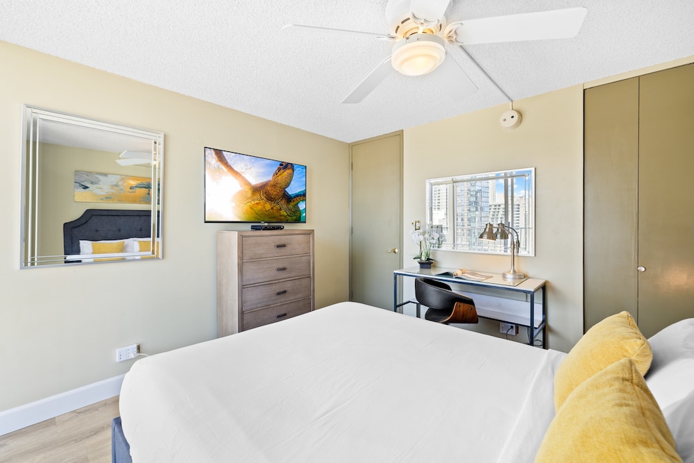 Pacific Monarch - 1 BR - Ocean & City Views: Design Apartment, 1 Bedroom, Balcony, Partial Sea View (0037) photo