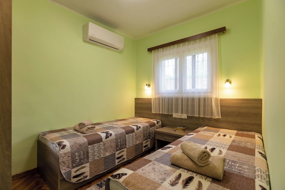 Standard House, Multiple Bedrooms, 2 Bathrooms, Lakeside (House Hortenzia Lake View) photo 2