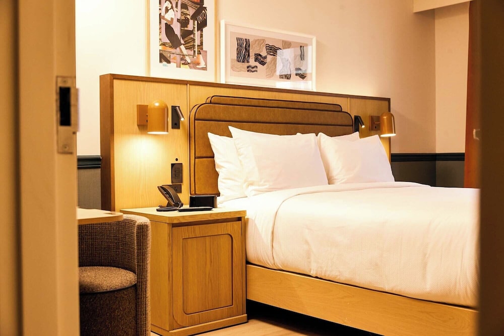 Room, 1 Queen Bed (Swanky Queen) - Photo 10