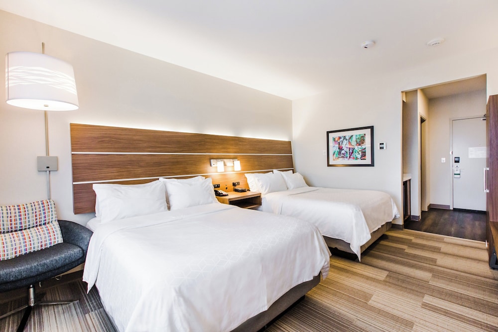 Standard Room, 2 Queen Beds thumbnail 6