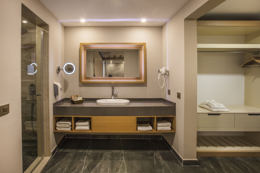 Honeymoon Suite, Jetted Tub photo 2