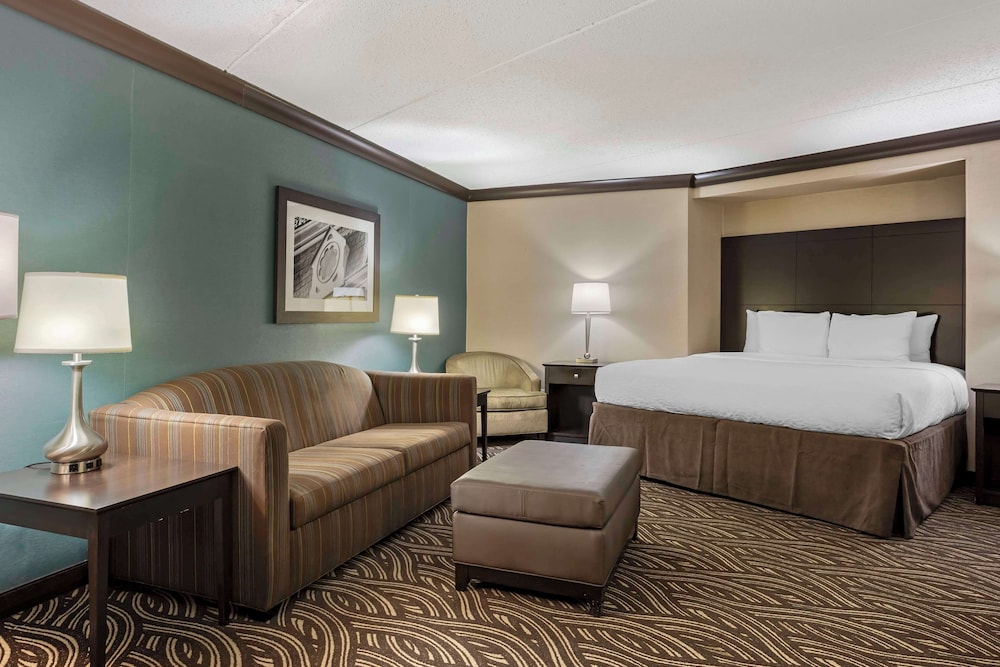 Suite, 1 King Bed, Non Smoking, Jetted Tub photo 2