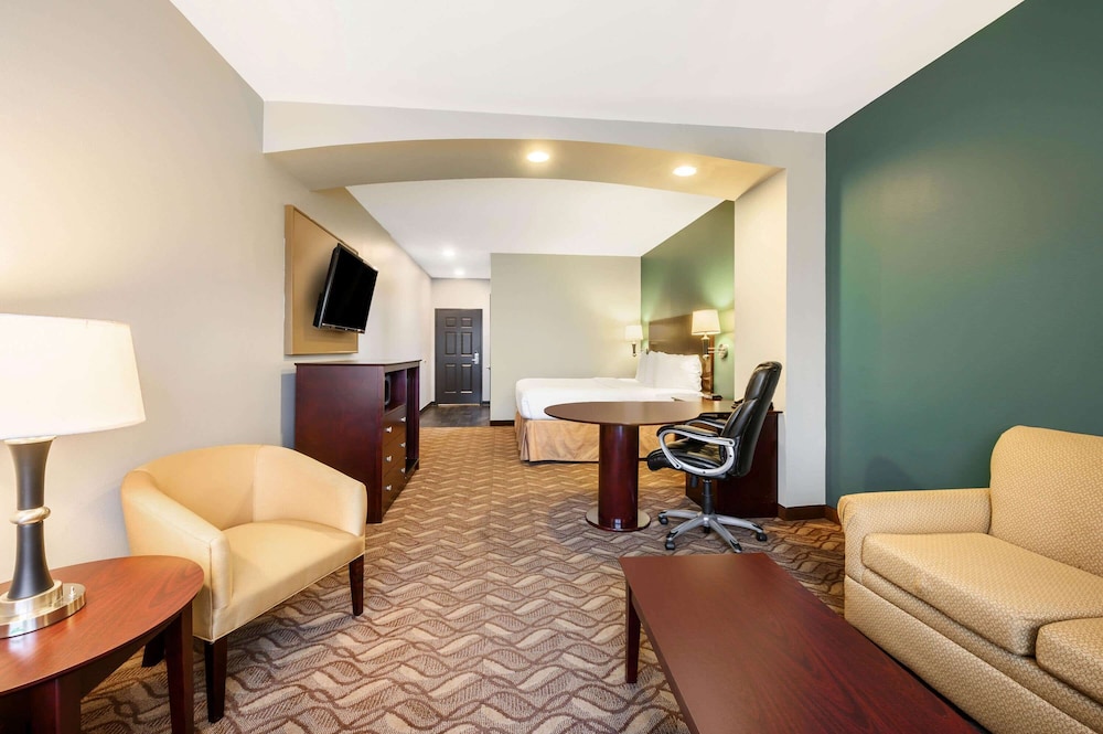 Deluxe Room, 1 King Bed, Non Smoking - Photo 6