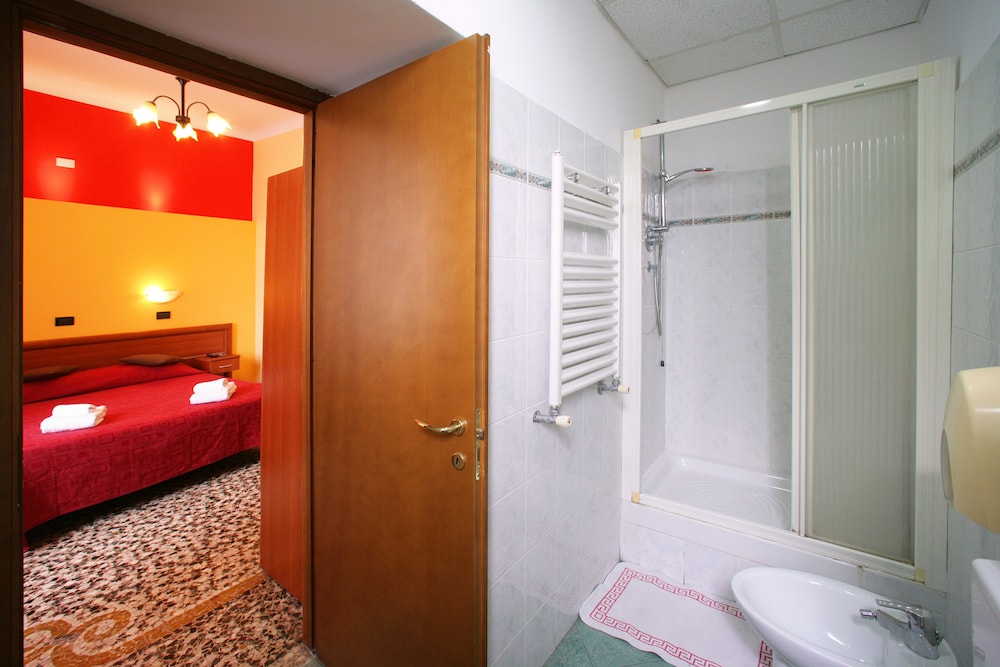Double Room - Photo 6