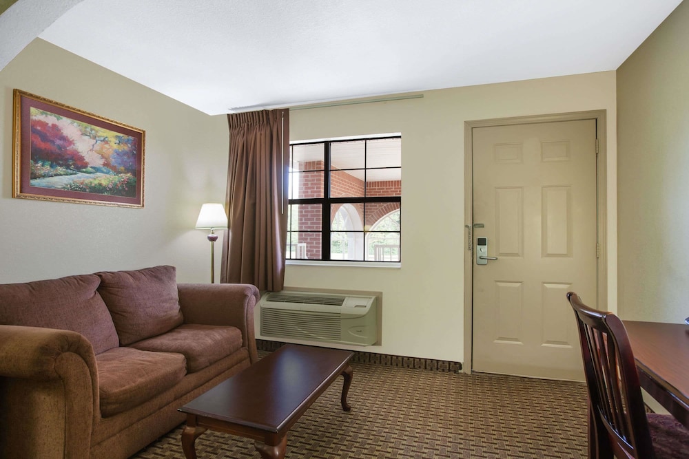 Room, Accessible photo 1