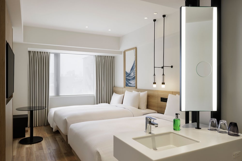 Superior Triple Room, 2 Twin Beds thumbnail 5