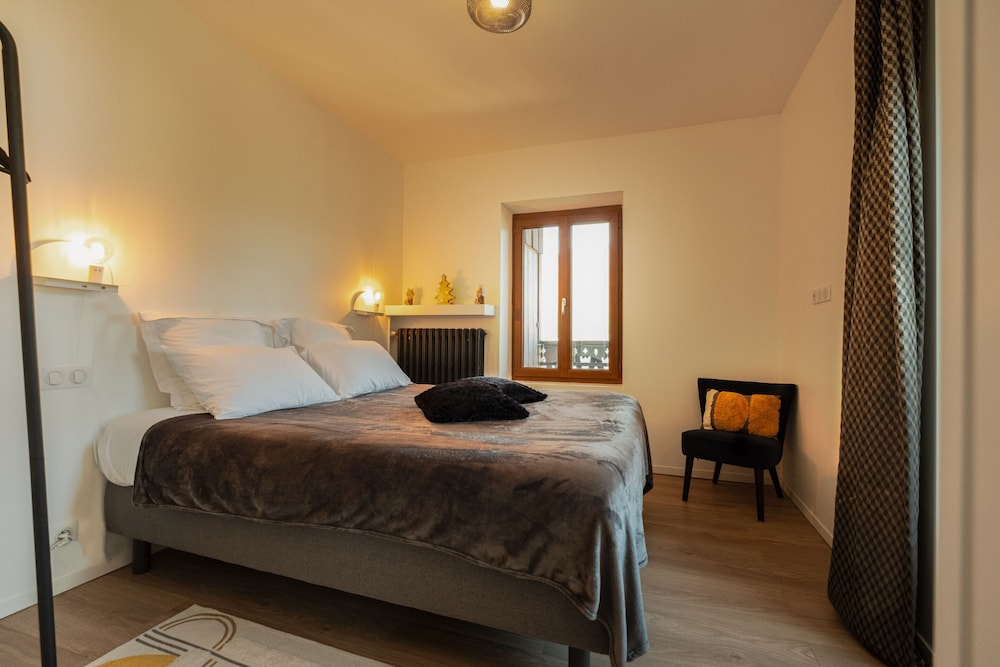 Traditional Double Room, Ensuite, Mountain View (Mont Charvin) photo 1