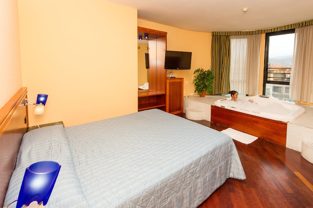 Deluxe Suite, Hot Tub - Photo 2