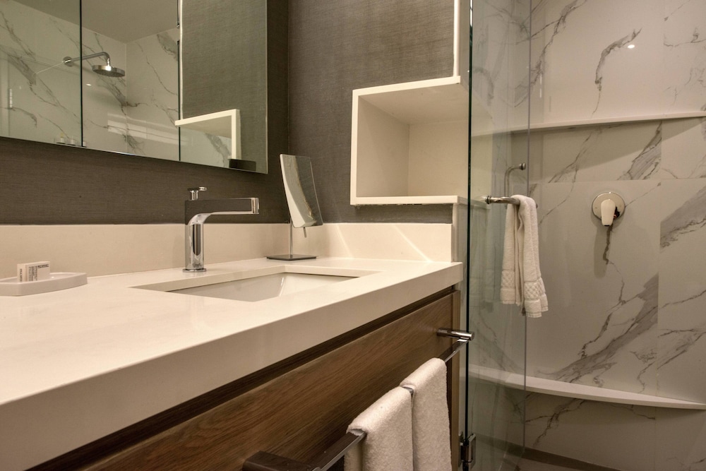 Suite, 1 Bedroom - Photo 4