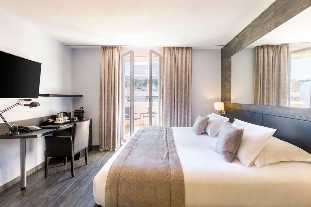 Deluxe Room, 1 King Bed, Non Smoking, Terrace - Photo 16