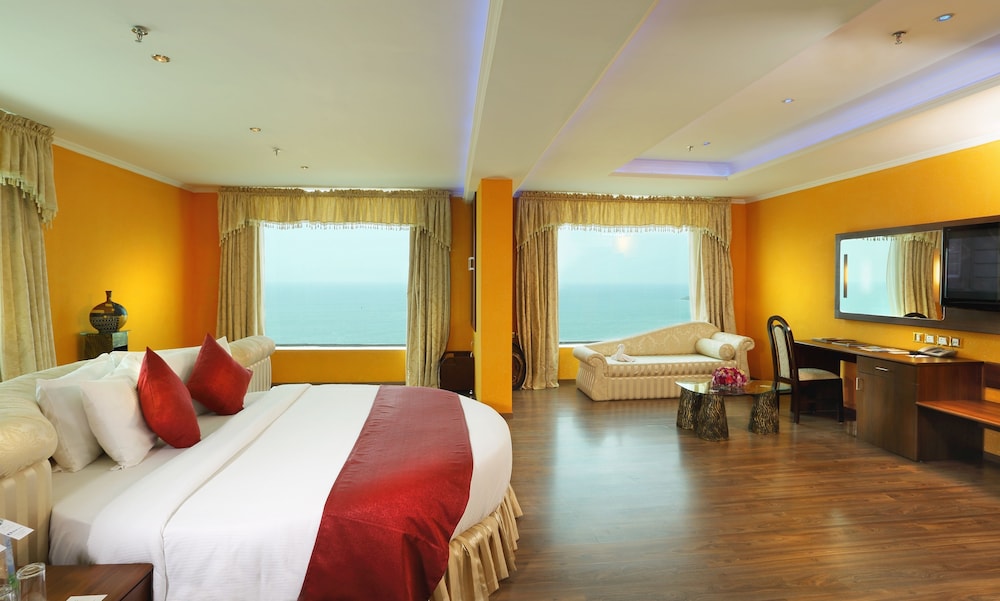 Executive Suite - Photo 4