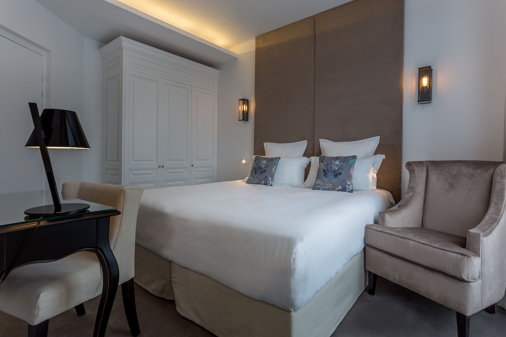 Superior Room (Marquise) Eiffel Tower side view right or left by opening the window photo 1