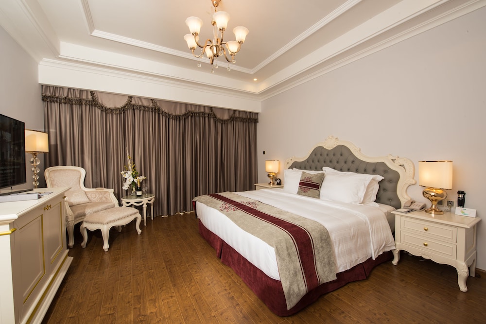 Deluxe King Bed photo 2