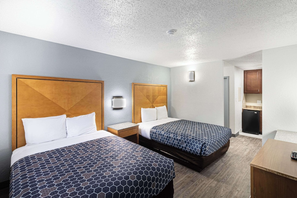 Standard Room, 2 Queen Beds, Non Smoking - Photo 3