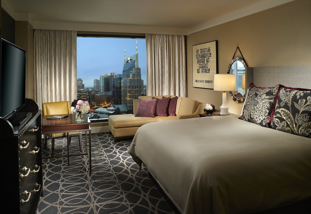 Deluxe Room, 1 King Bed, Accessible (With Roll in Shower)