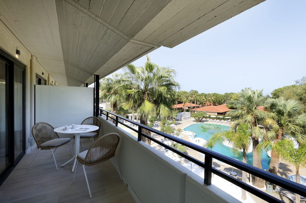 Deluxe Double Room Single Use, Pool View (Signature Level)