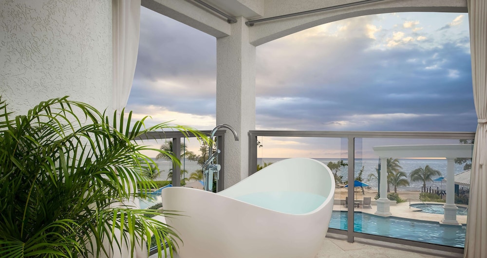 Club Suite, 1 King Bed, Balcony, Beachfront (Starlight Club Level Soaking Tub)