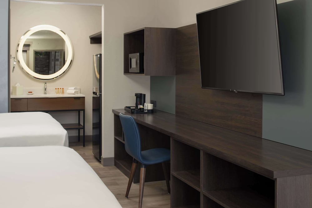 Room, 2 Queen Beds (Exterior Entry) - Photo 2