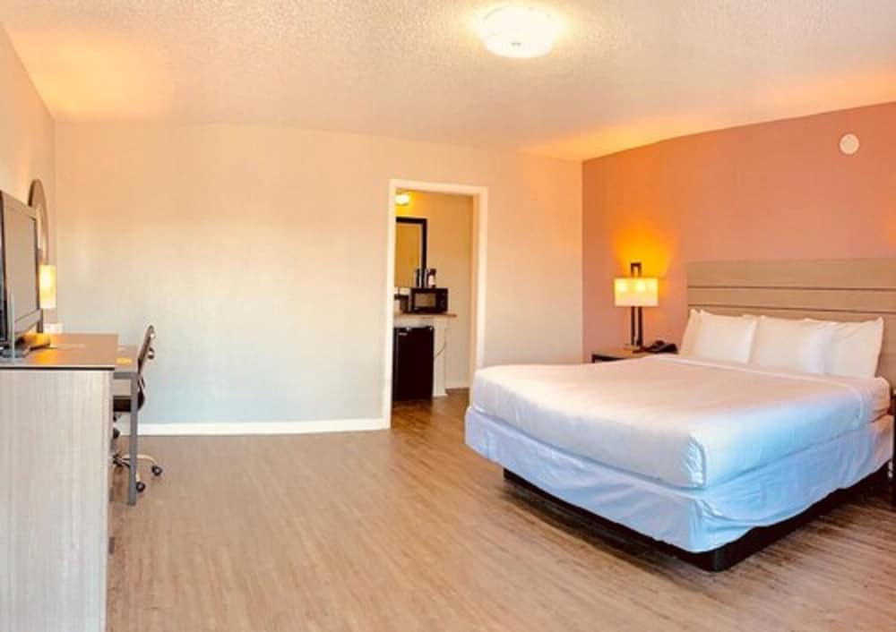 Room, 1 King Bed, Non Smoking - Photo 9