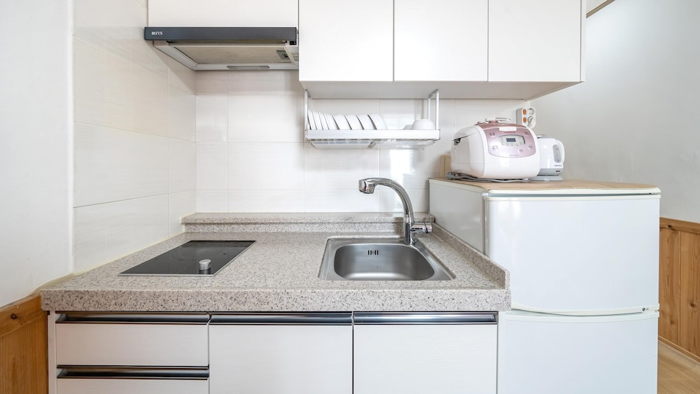 Basic Room, 1 Bedroom (B201) - Photo 4
