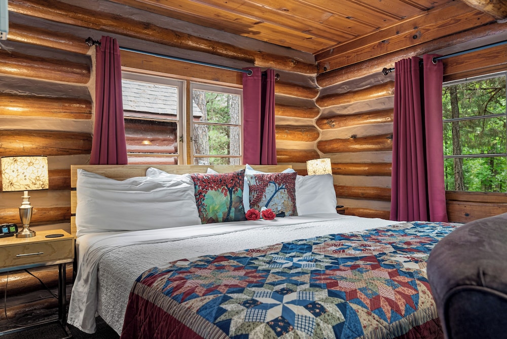 Comfort Cabin, 1 King Bed (Cabin 1)