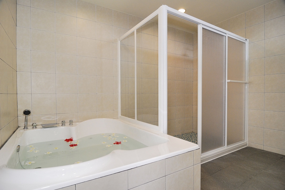 Honeymoon Double Room, 1 King Bed, Jetted Tub, Ocean View photo 3