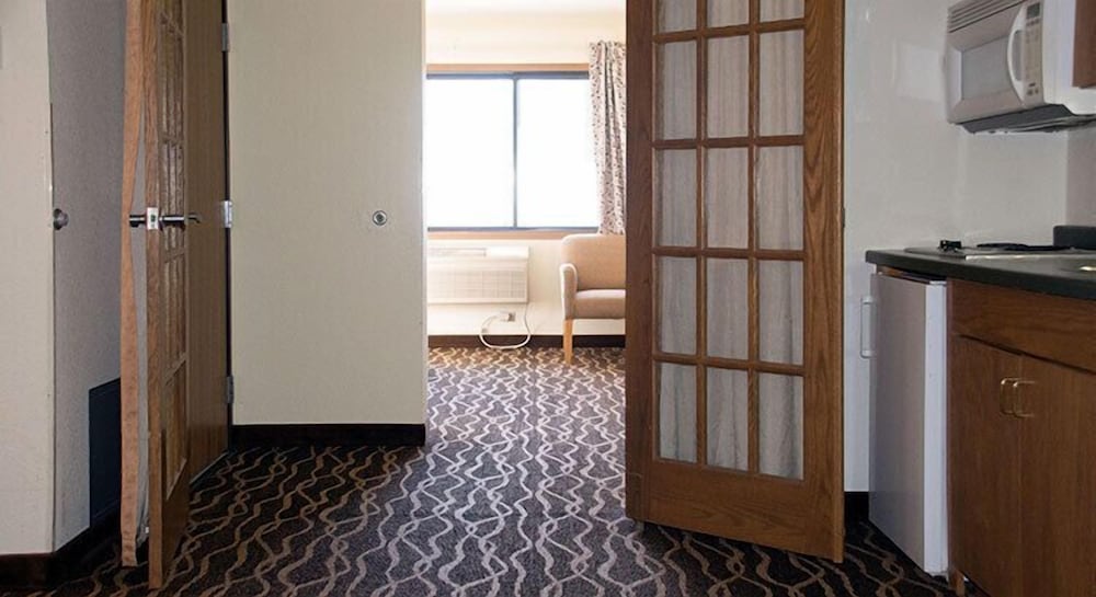 Suite, Two Room King with Kitchenet, Non Smoking photo 3