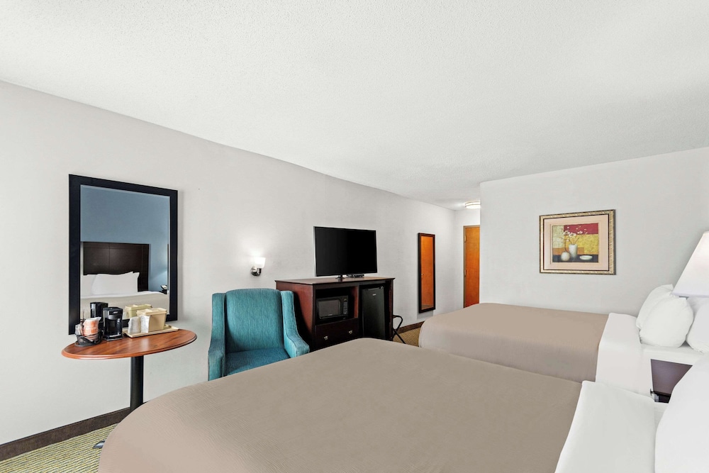 Standard Room, 2 Queen Beds, Non Smoking - Photo 3