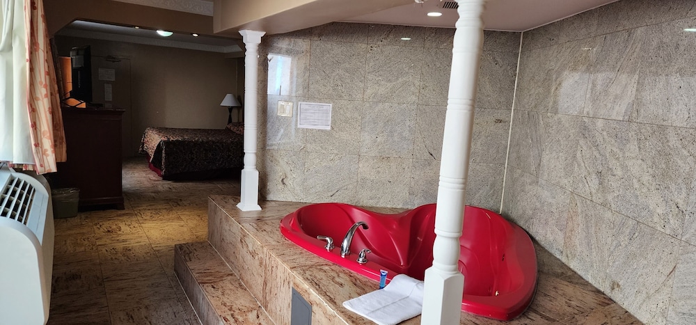 Basic Room, 1 King Bed, Jetted Tub - Photo 2