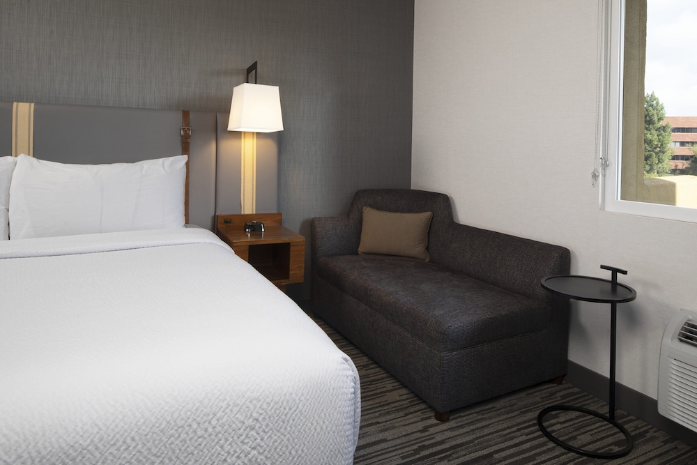 Deluxe Room, 2 Queen Beds (Mobility/Hearing Accessible, Tub)