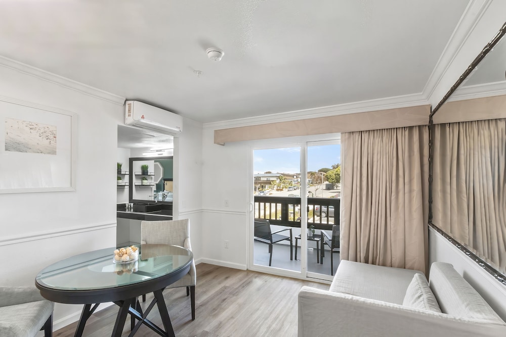 Suite, 1 King Bed, Balcony (King) - Photo 3