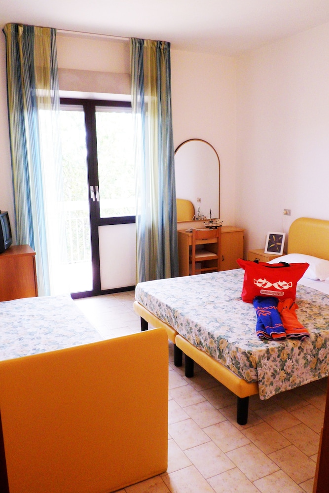 Economy Double Room photo 3