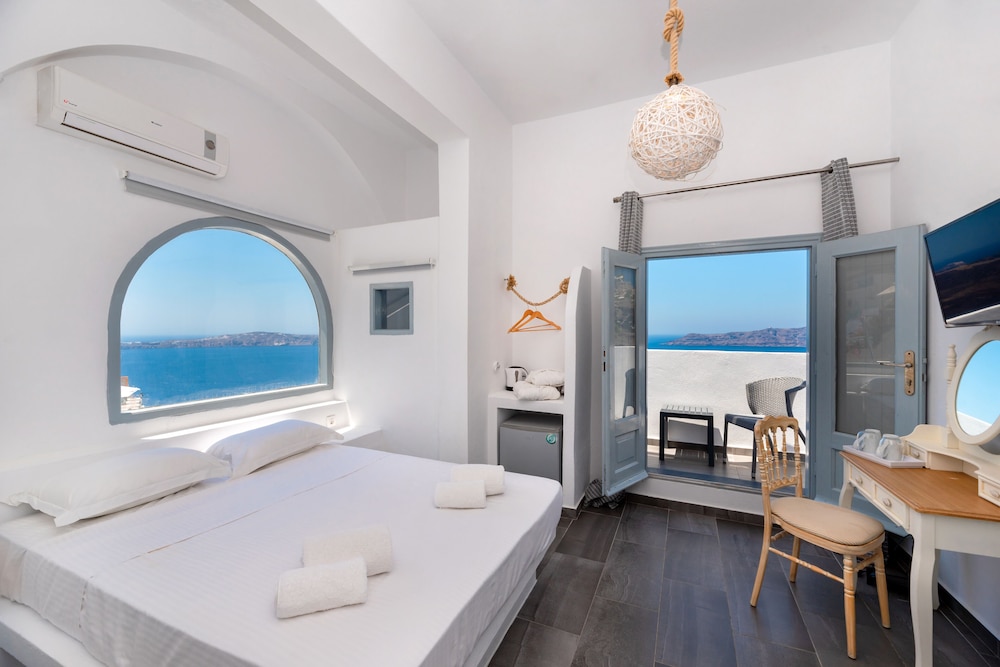 Standard Double Room (Caldera View)