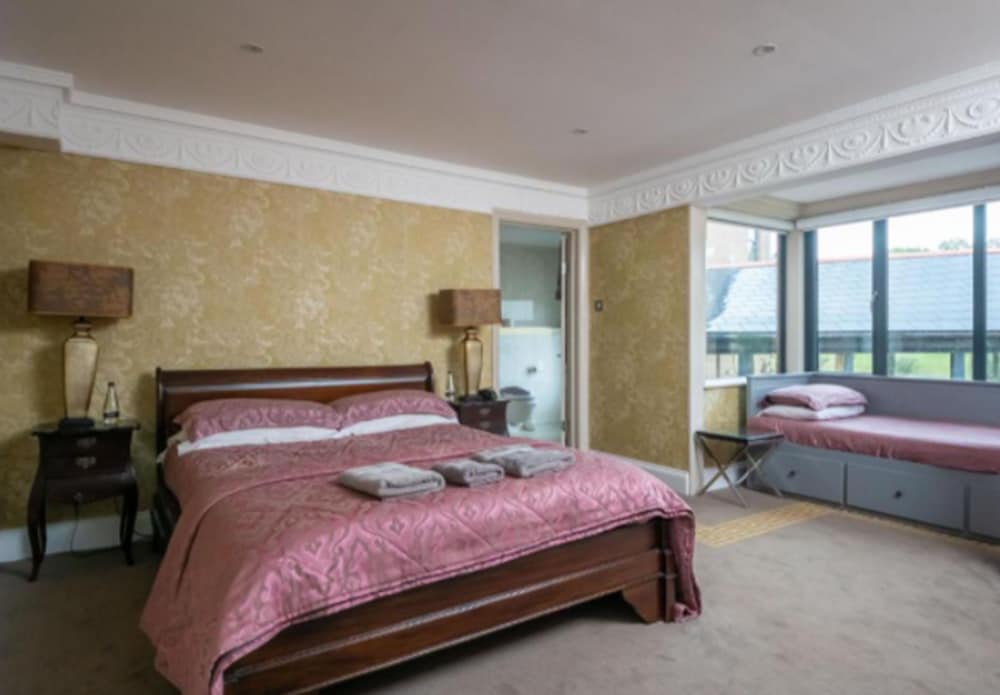 Feature Room - Family