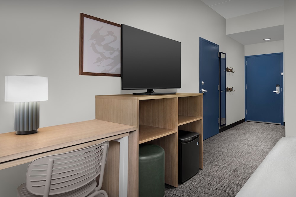 Room, 1 King Bed, Accessible, Bathtub (Mobility) - Photo 4