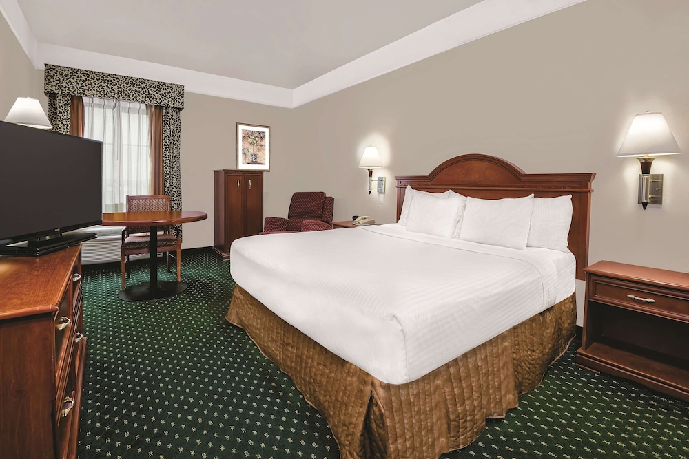 Room, 1 King Bed, Non Smoking (Various Views) - Photo 2