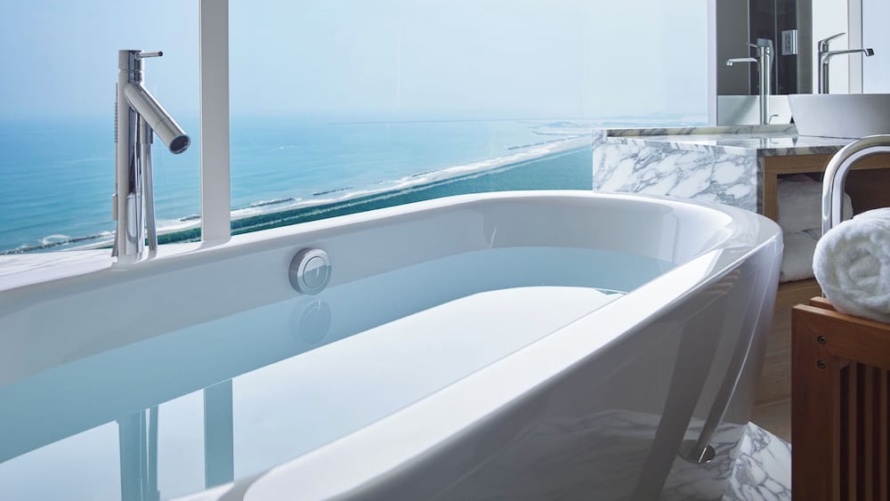 Panoramic Suite, Non Smoking (Club Floor,Grand view bath) photo 3
