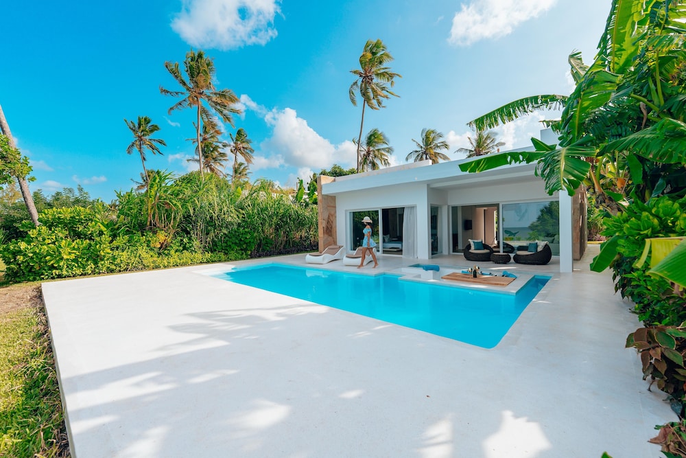 Honeymoon Beach Front Villa photo 2
