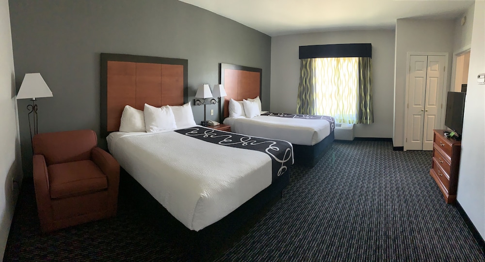 Deluxe Suite, 2 Queen Beds, Non Smoking (Deluxe Family Suite) - Photo 1