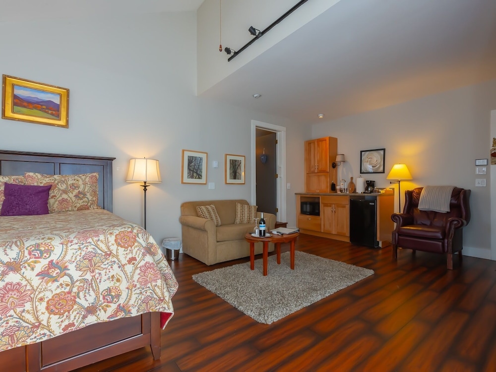 Superior Suite, Private Bathroom (Tanglewood - Pets Allowed) photo 3
